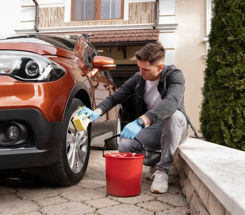 Lavage auto à domicile Margny-lès-Compiègne : professionnel intervenant sur un véhicule